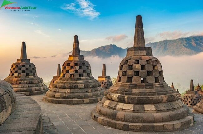 Estupa budista en la colina alta de Borobudur