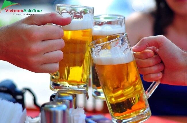 Estilo típico de beber cervezas Vietnam