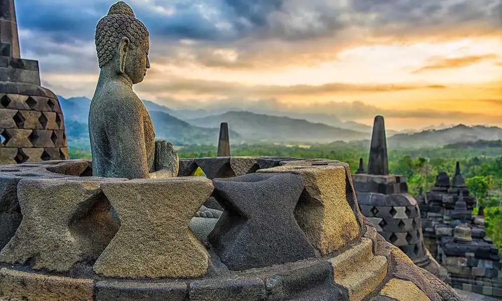 Borobudur - Templo budista más grande del mundo