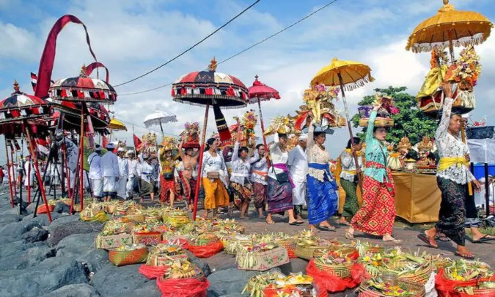 Canang sari - Ofrendas frente a la entrada de los templos