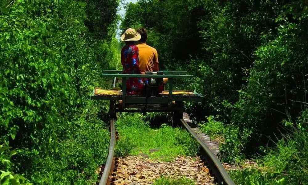 Experimentar en el tren de bambú en Battambang
