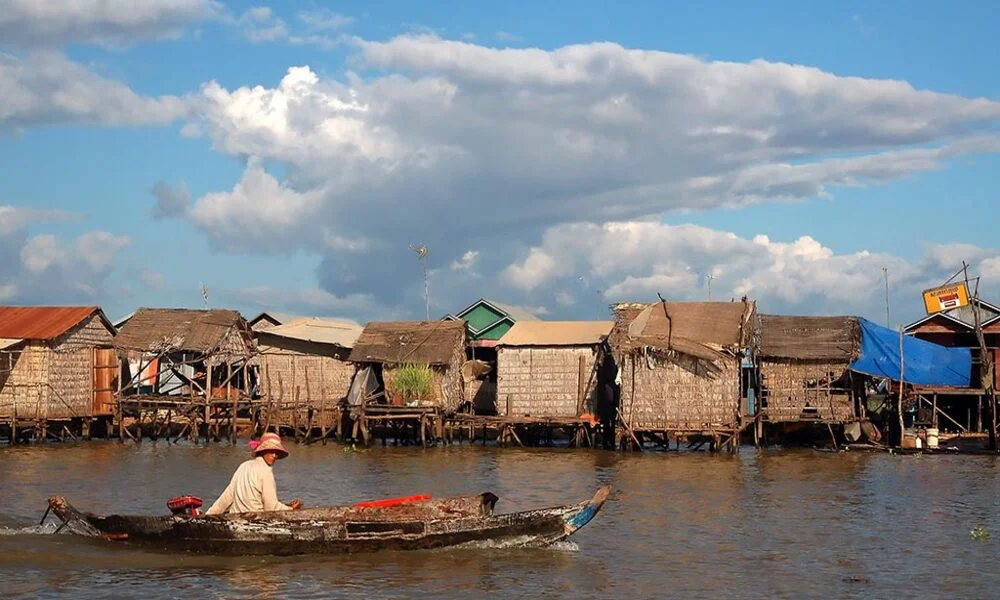 Explorar el pueblo flotante en barco