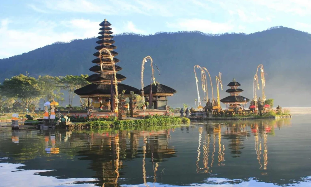 Explorar el templo Ulun Danu Beratan - destino muy turístico