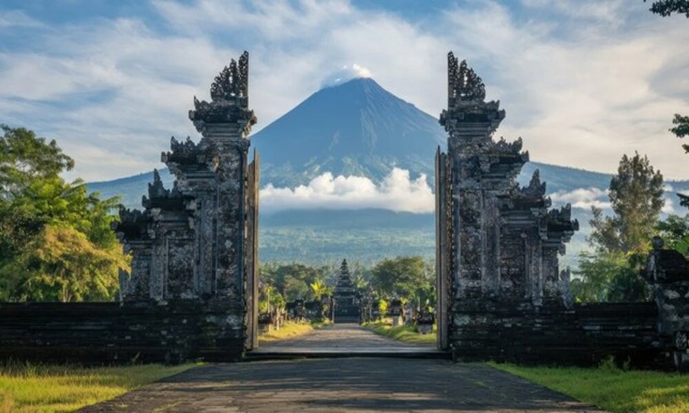 Montaña de Agung desde la puerta de Cielo en el templo Lempuyang