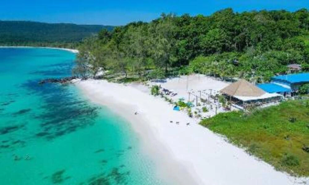 Playa azul hermosa en la isla de Koh Rong