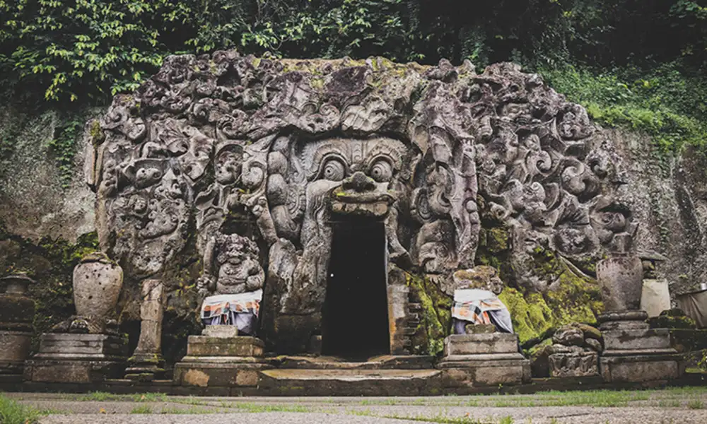 Puerta de la Cueva del Elefante en el templo Goa Gajah