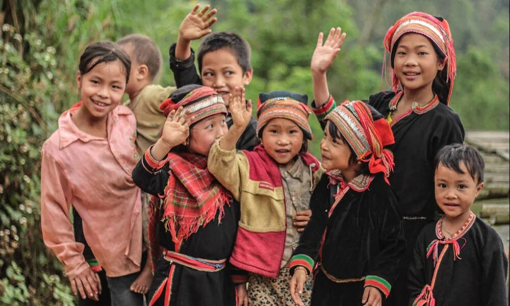 Saludar con Vietnamitas