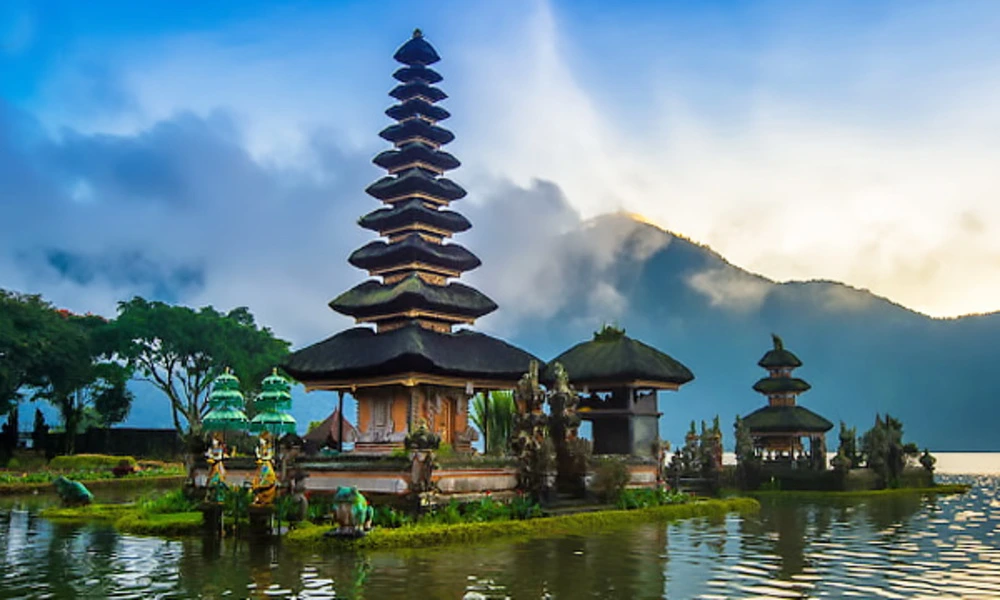 Templo Ulun Danu Beratan reflejado en el lago tranquilo