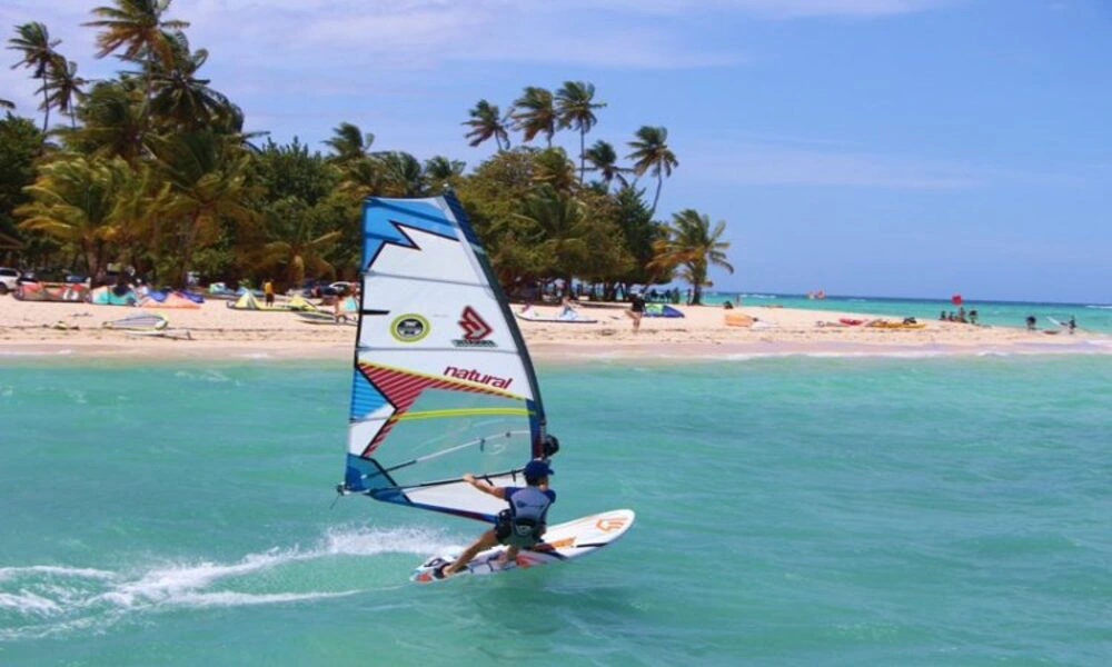 Amplias actividades deportivas como windsurf en la playa de Mui Ne