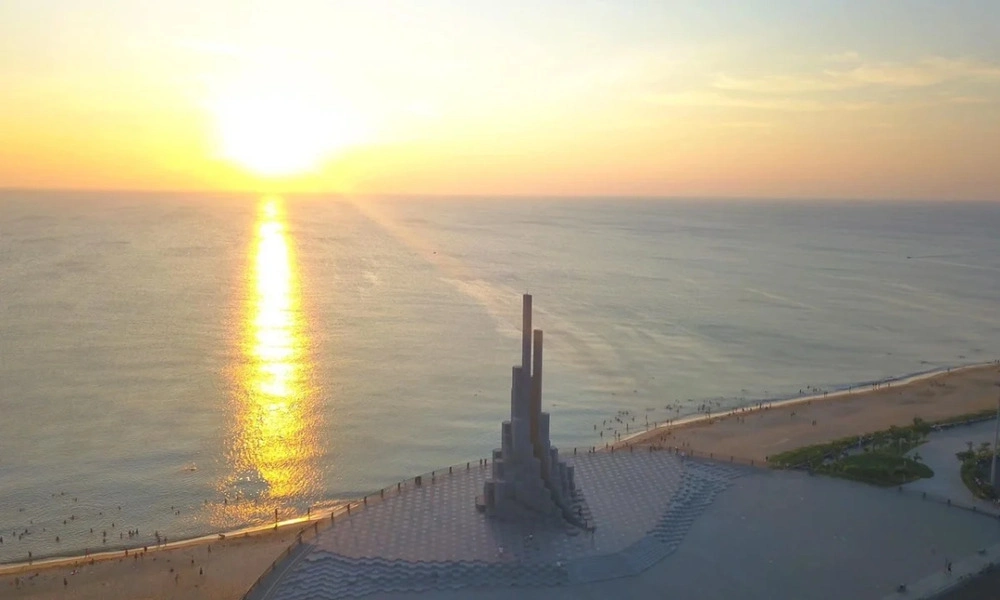 Escena de amanecer más pacífica en la playa de Tuy Hoa
