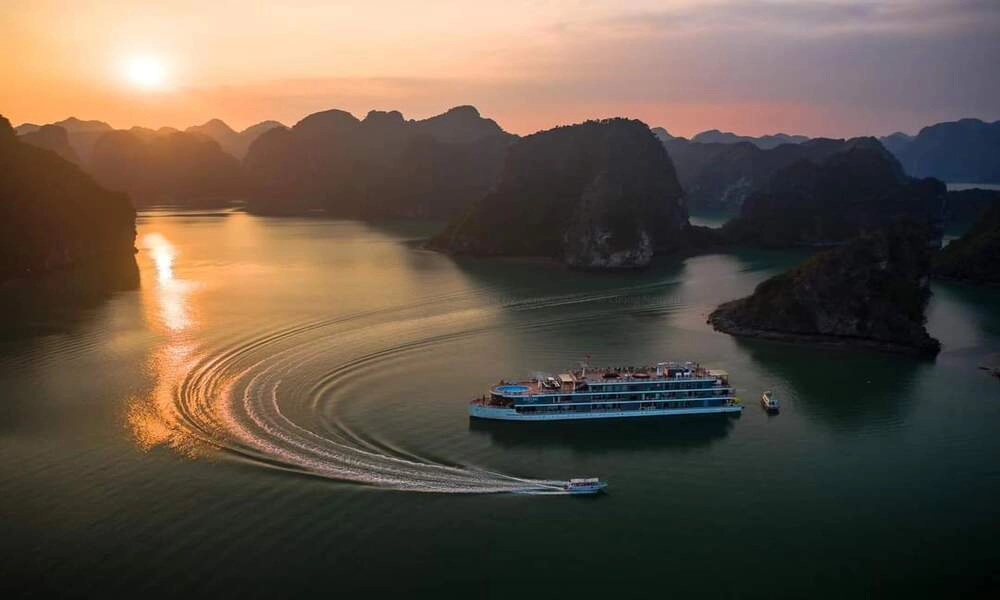 Explorar bahía de Halong en barco