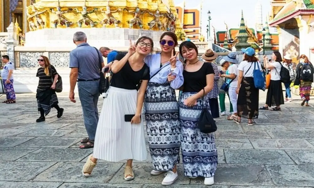 Garantizar la ropa repetuosa cuando viajar a los templos en Bangkok