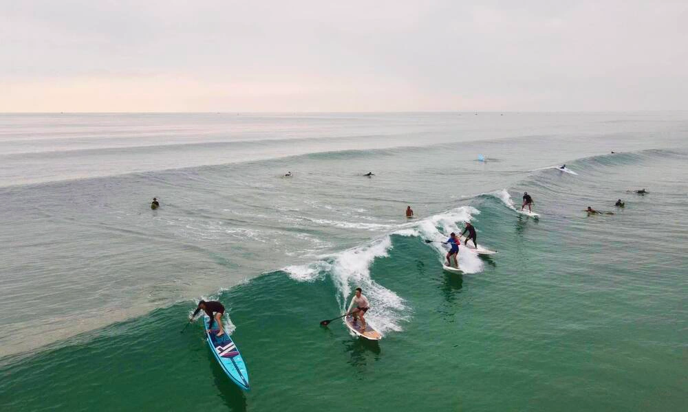 Hacer surf en la playa de My Khe
