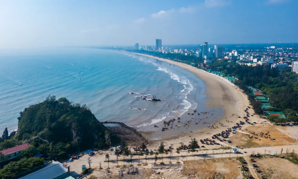Playa de Cua Lo famosa por la bullicio pero aguas tranquilas y limpias