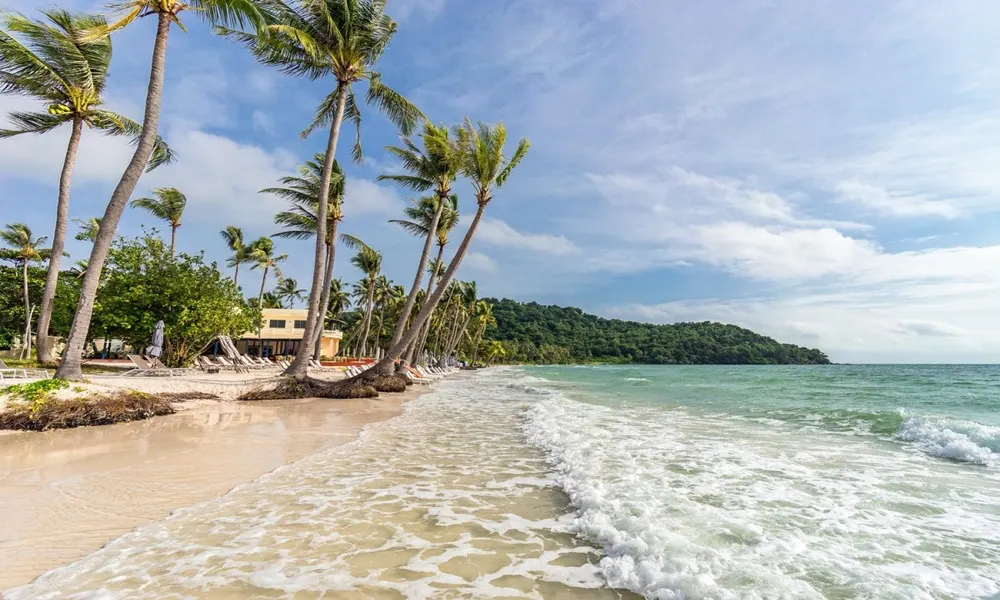 Playa de Phu Quoc con arena blanca y aguas cristalinas