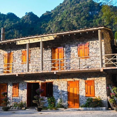 https://avexvietnamtravel.com/wp-content/uploads/2025/07/Yen-Nhi-Ban-Gioc-Homestay.webp