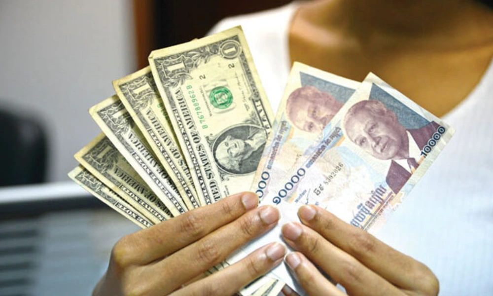 Debería cambiar dinero en riel o en dólar