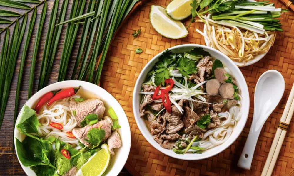 Degustar un plato típico de Vietnam - pho