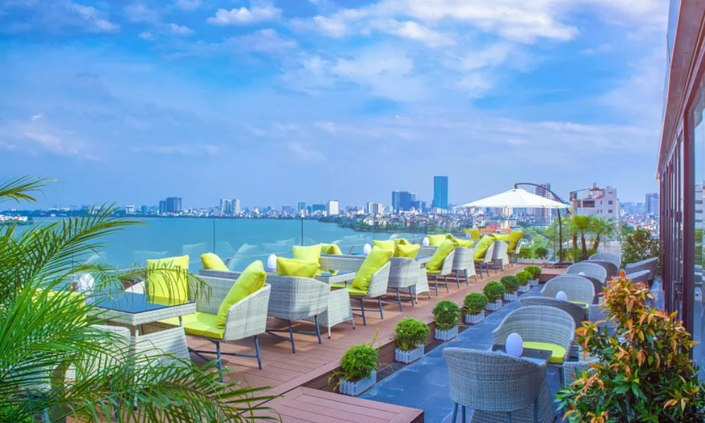 Alrededor del lago hay mucho restaurantes