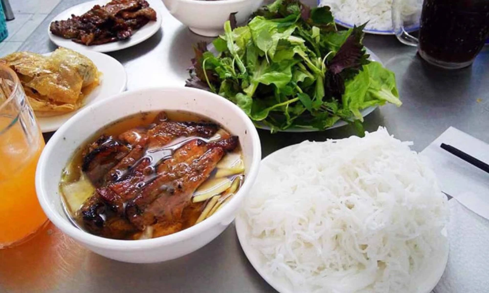 Atractivo plato de bun cha en bun cha Huong Lien