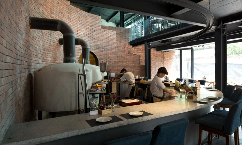 Deberías reservar mesa antes salir