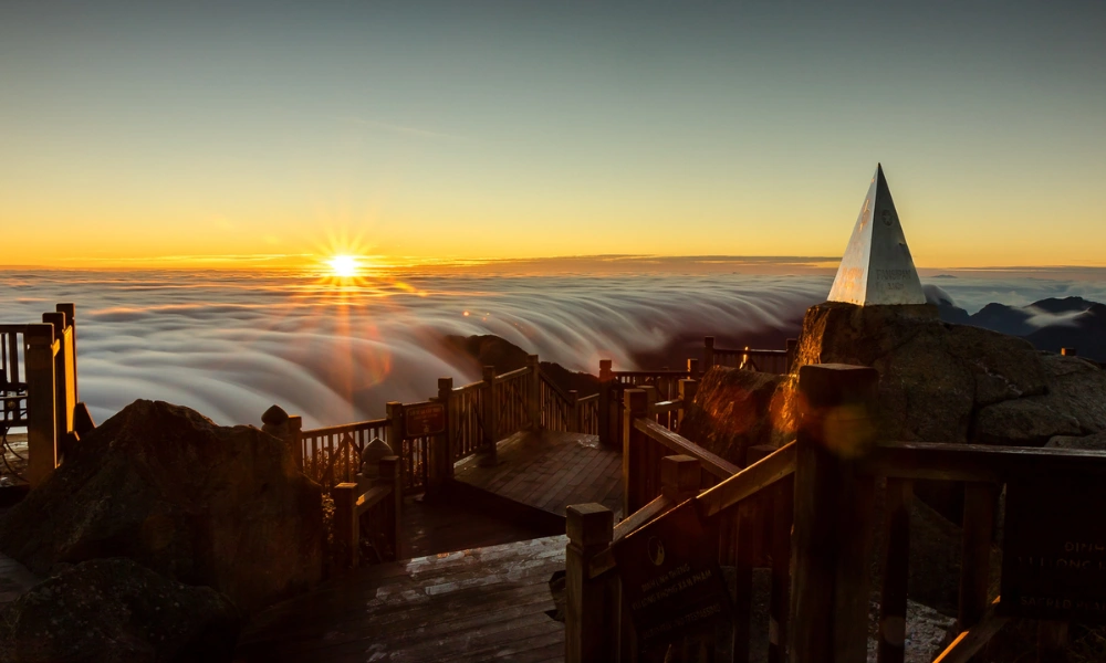 Contemplar el amanecer en el monte Fansipan