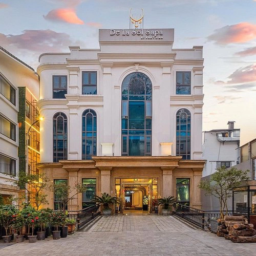 https://avexvietnamtravel.com/wp-content/uploads/2025/11/DeLaSol-Sapa.webp