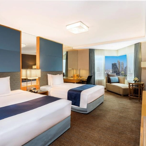 https://avexvietnamtravel.com/wp-content/uploads/2025/11/Holiday-Inn-Bangkok.webp