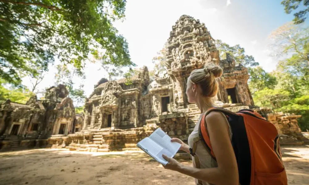 Viajeros consultando el mapa