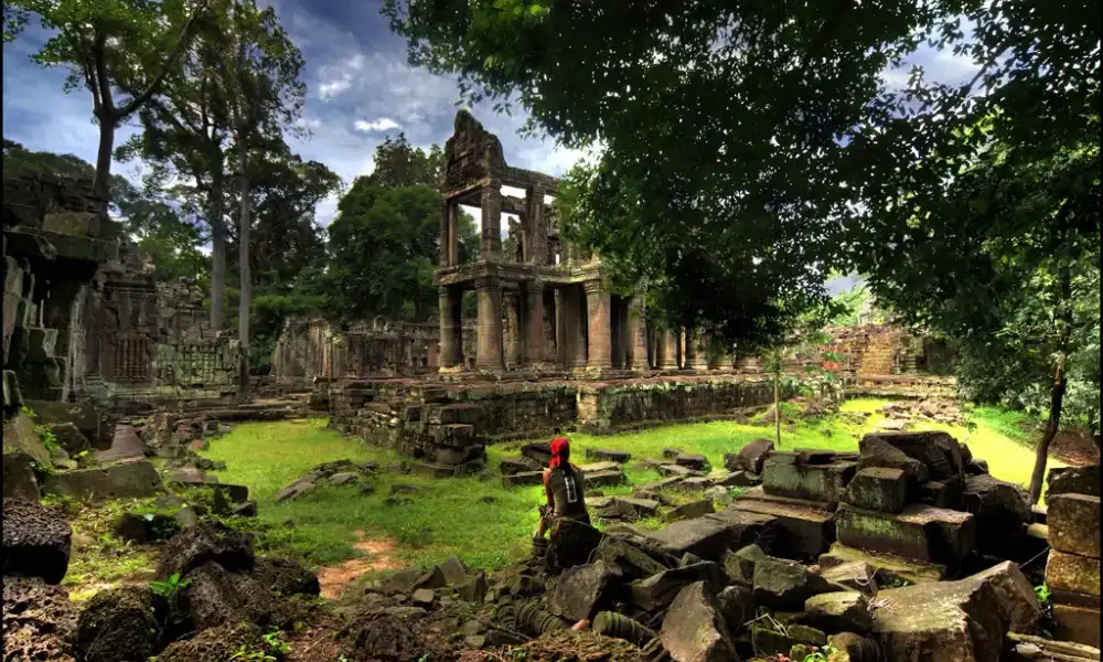 Visitantes recorriendo los templos de Angkor