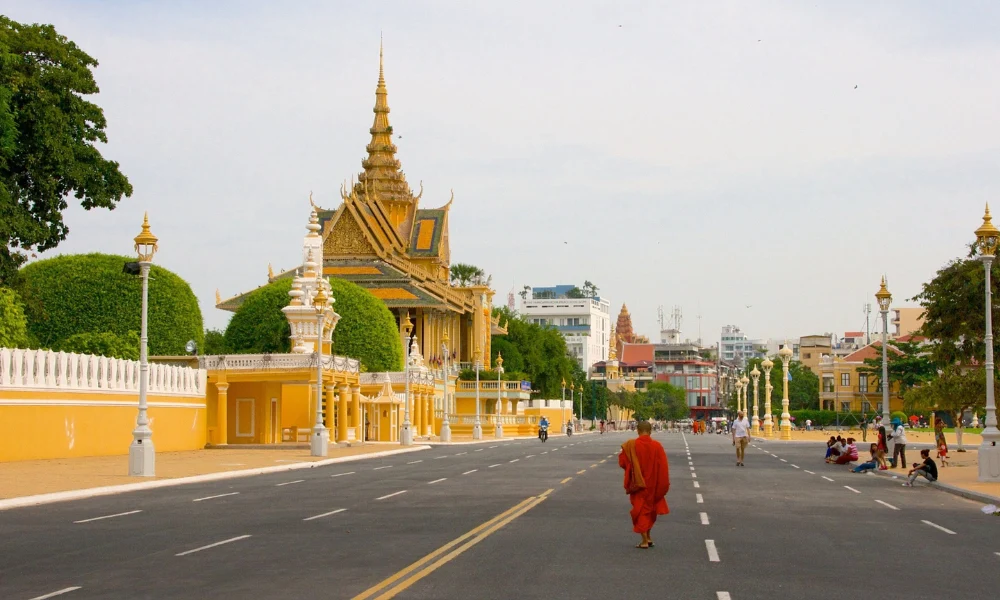 Vista de una avenida céntrica de Phnom Penh
