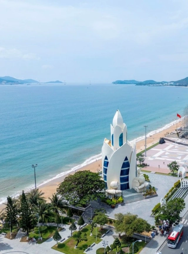 El crucero Star Voyager lleva a 700 turistas internacionales a Khanh Hoa